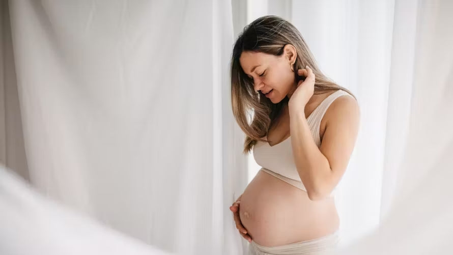 Perte de cheveux grossesse : causes, solutions et conseils naturels