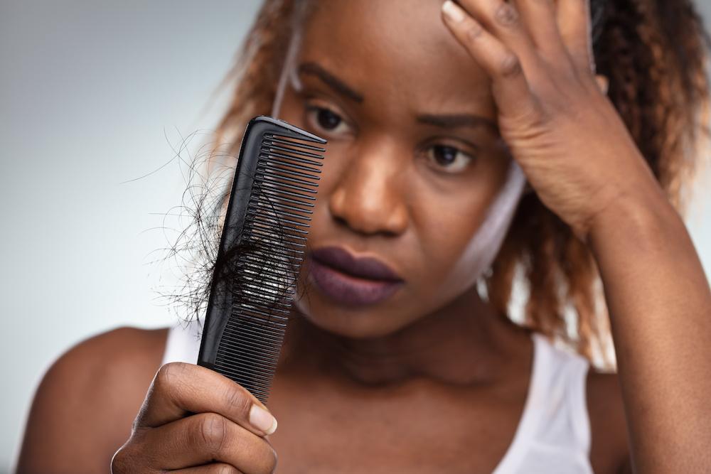 Chute de cheveux : causes, solutions naturelles et conseils