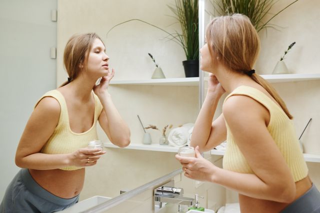 Chute de cheveux pendant la grossesse et le post-partum : que faire ?