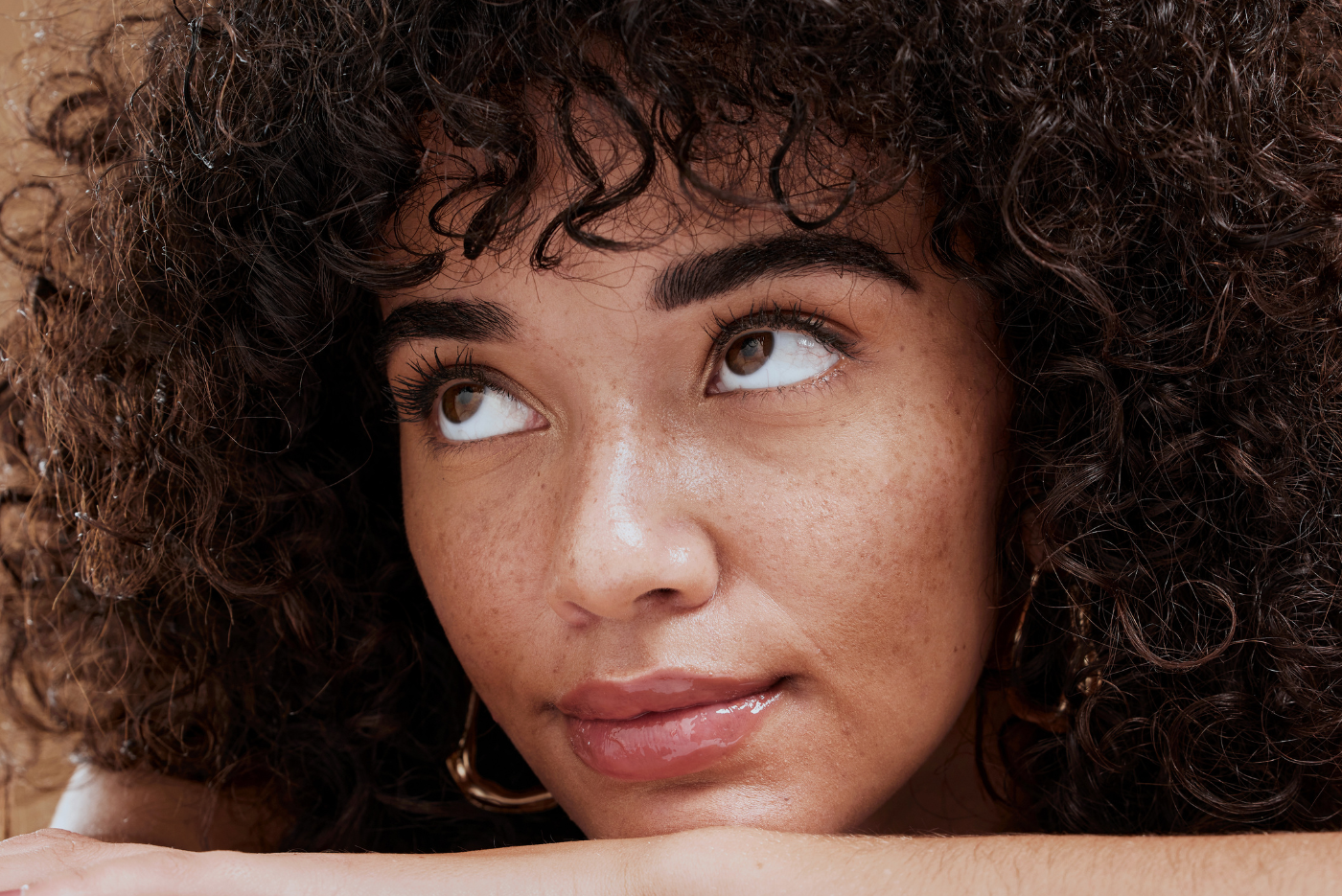 Comment prendre soin de ses cheveux en automne et en hiver ?