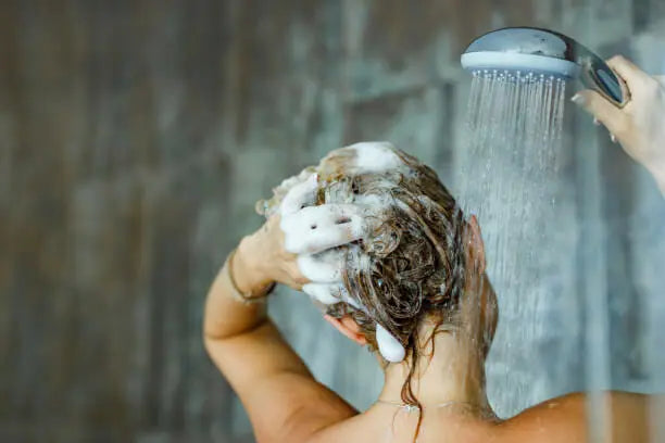 Fréquence de lavage des cheveux : une, deux, trois fois ?
