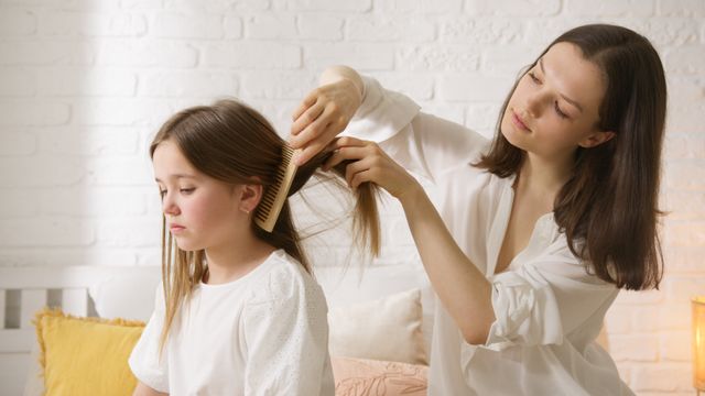 Comment démêler les cheveux d'un enfant sans pleurs ?